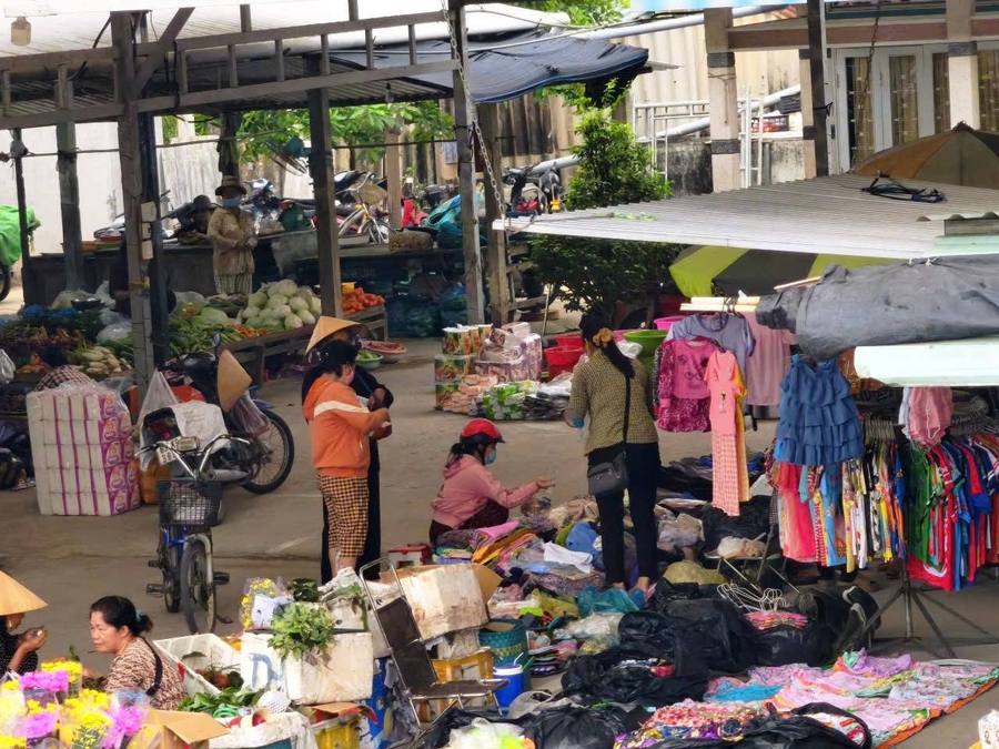 Chợ chồm hổm ven kinh
