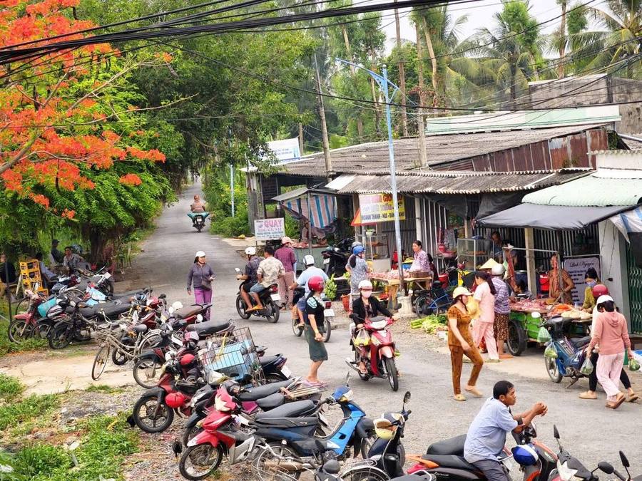 Chợ chồm hổm ven kinh