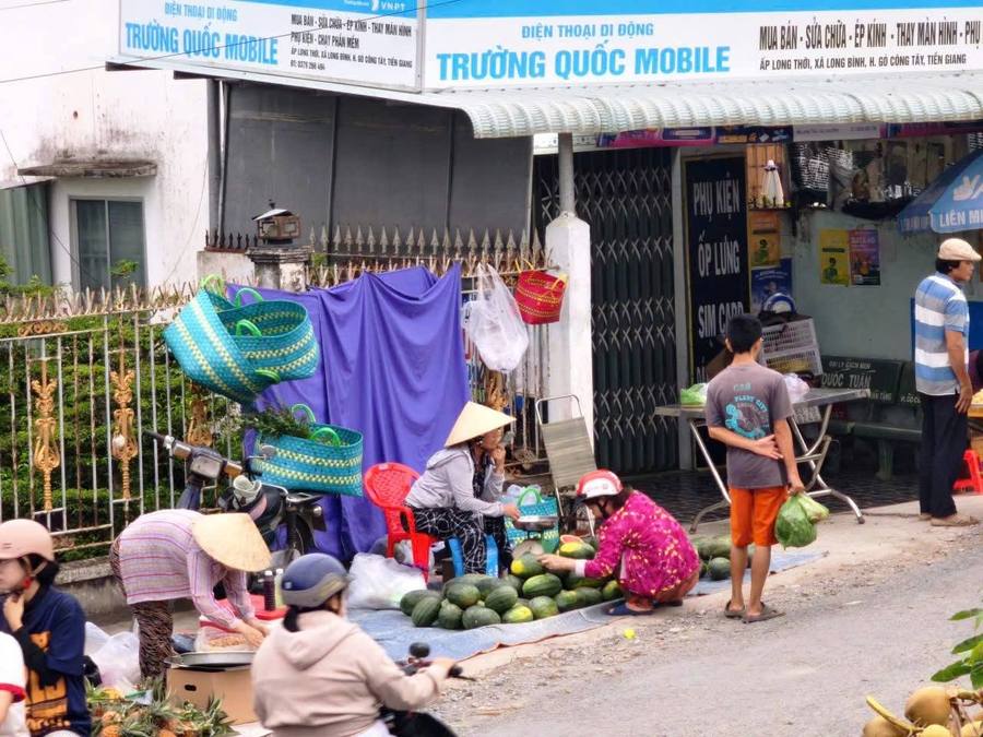 Chợ chồm hổm ven kinh