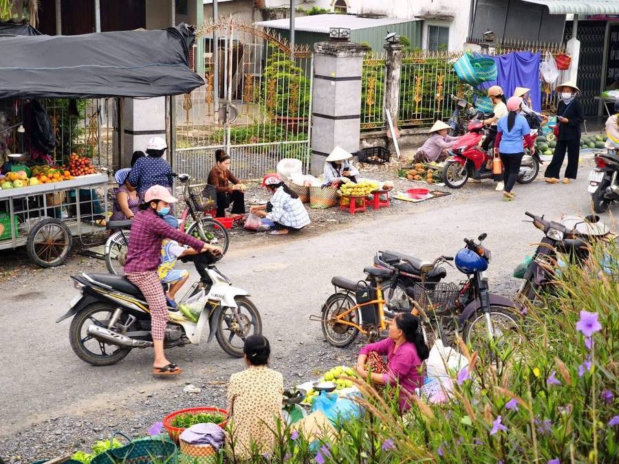 Chợ chồm hổm ven kinh