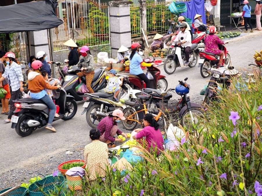 Chợ chồm hổm ven kinh