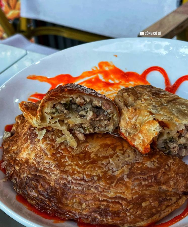 Lucky Bánh 15K — cơm, ăn vặt và buffet chay 40K