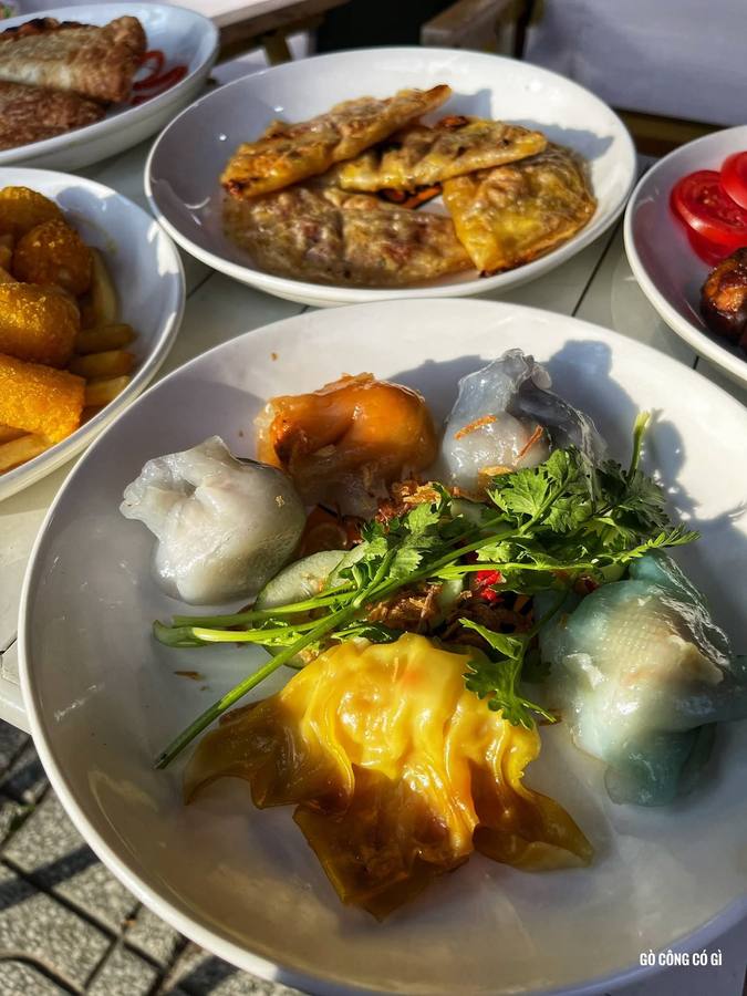 Lucky Bánh 15K — cơm, ăn vặt và buffet chay 40K