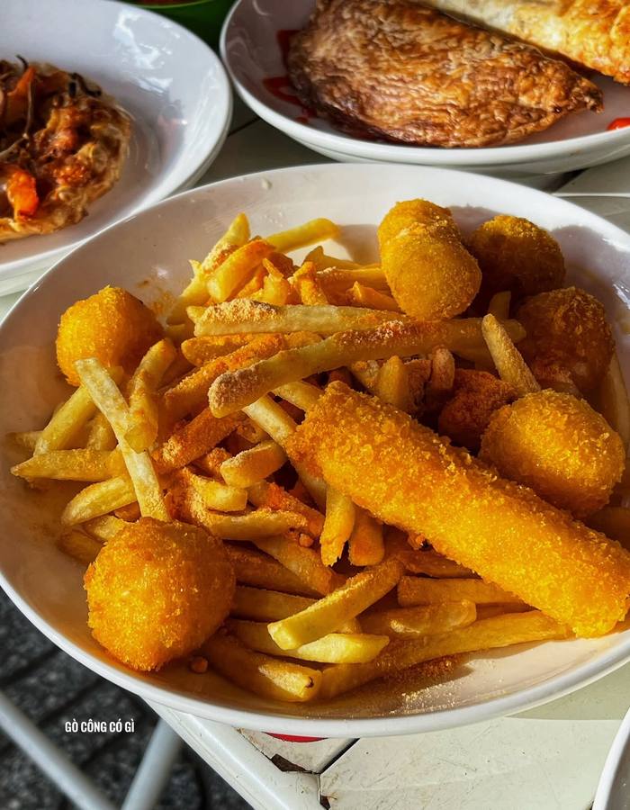 Lucky Bánh 15K — cơm, ăn vặt và buffet chay 40K