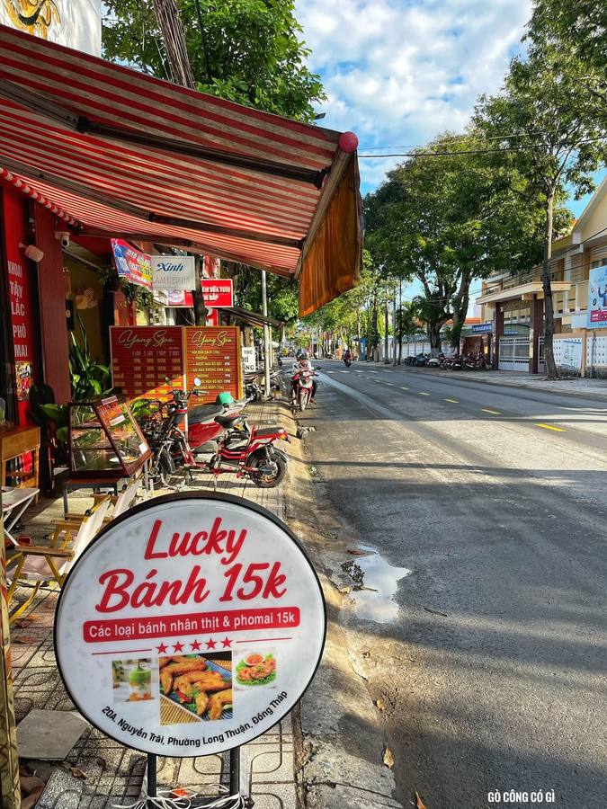 Lucky Bánh 15K — cơm, ăn vặt và buffet chay 40K