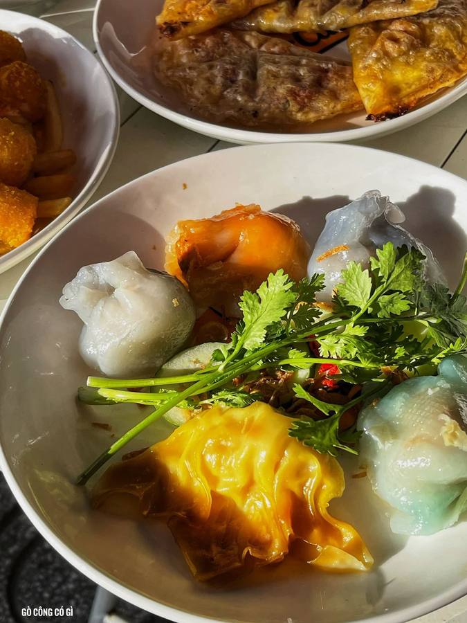 Lucky Bánh 15K — cơm, ăn vặt và buffet chay 40K