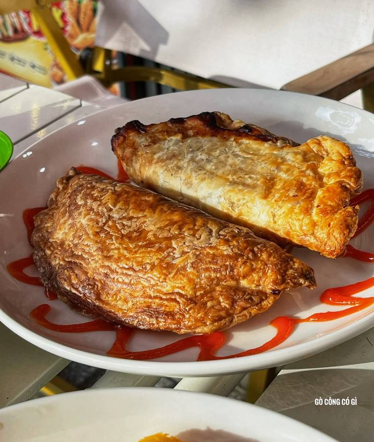 Lucky Bánh 15K — cơm, ăn vặt và buffet chay 40K