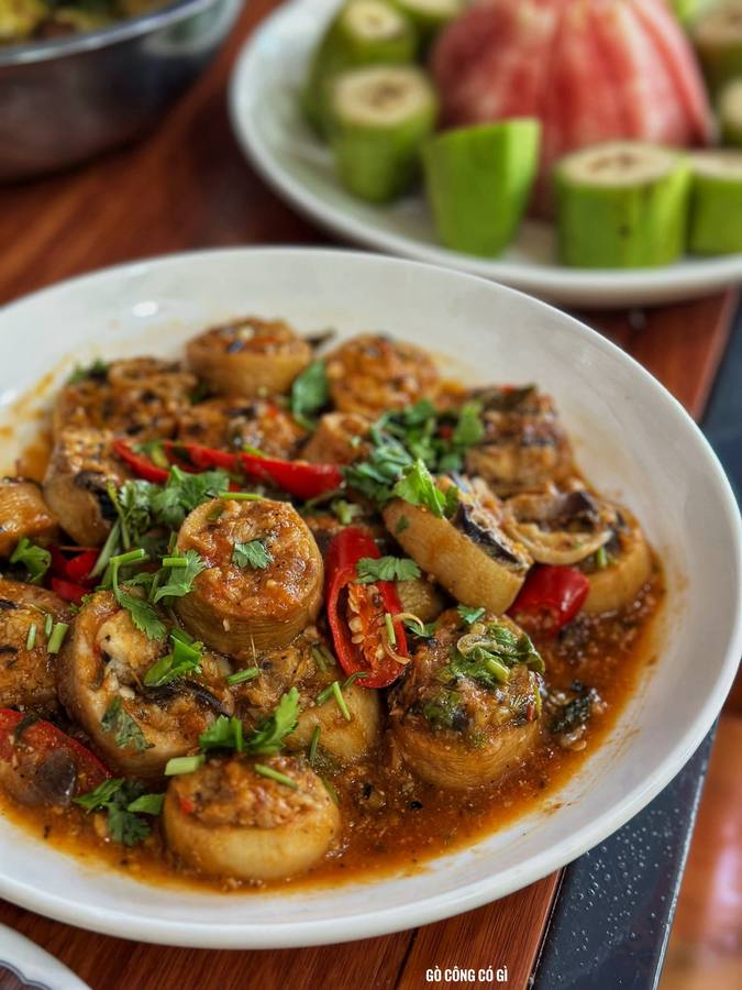 Lucky Bánh 15K — cơm, ăn vặt và buffet chay 40K