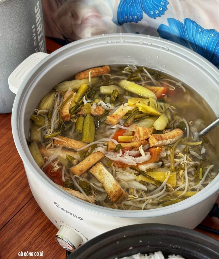 Lucky Bánh 15K — cơm, ăn vặt và buffet chay 40K