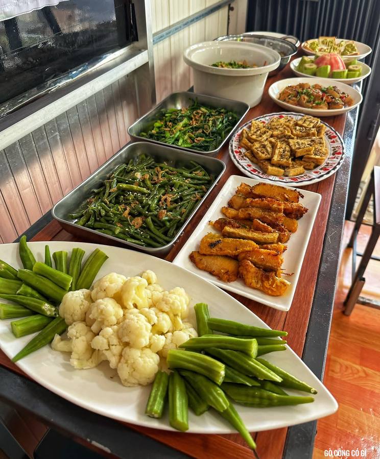 Lucky Bánh 15K — cơm, ăn vặt và buffet chay 40K