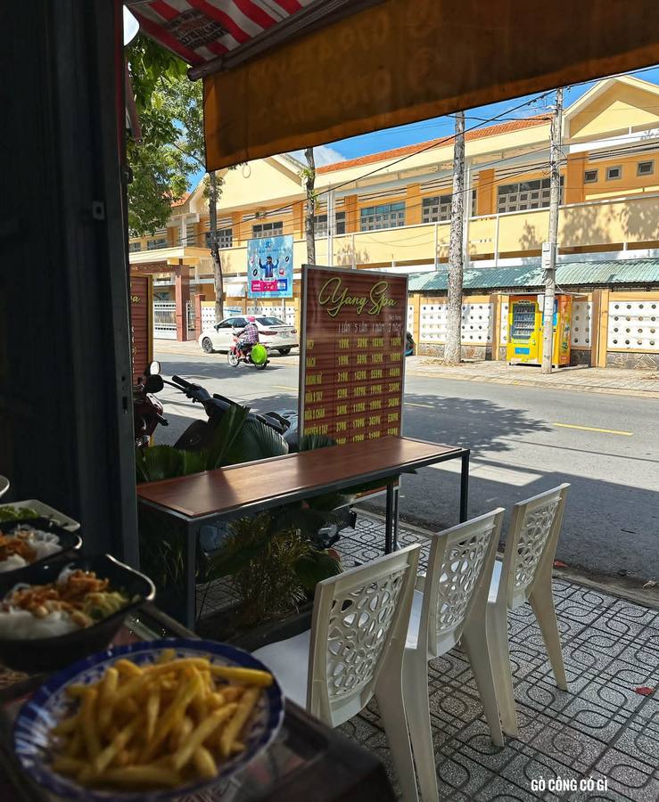 Lucky Bánh 15K — cơm, ăn vặt và buffet chay 40K