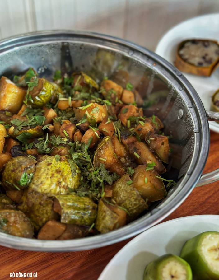Lucky Bánh 15K — cơm, ăn vặt và buffet chay 40K