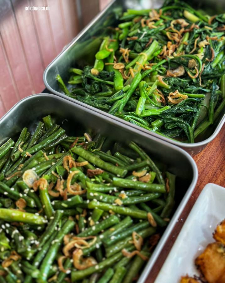 Lucky Bánh 15K — cơm, ăn vặt và buffet chay 40K