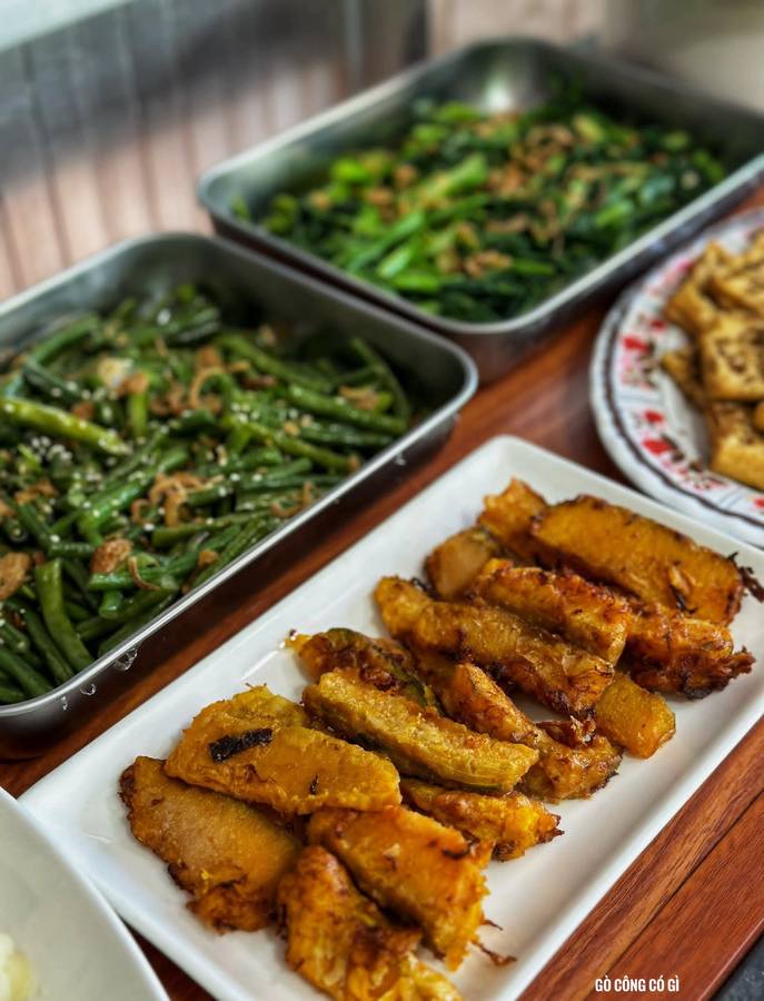 Lucky Bánh 15K — cơm, ăn vặt và buffet chay 40K