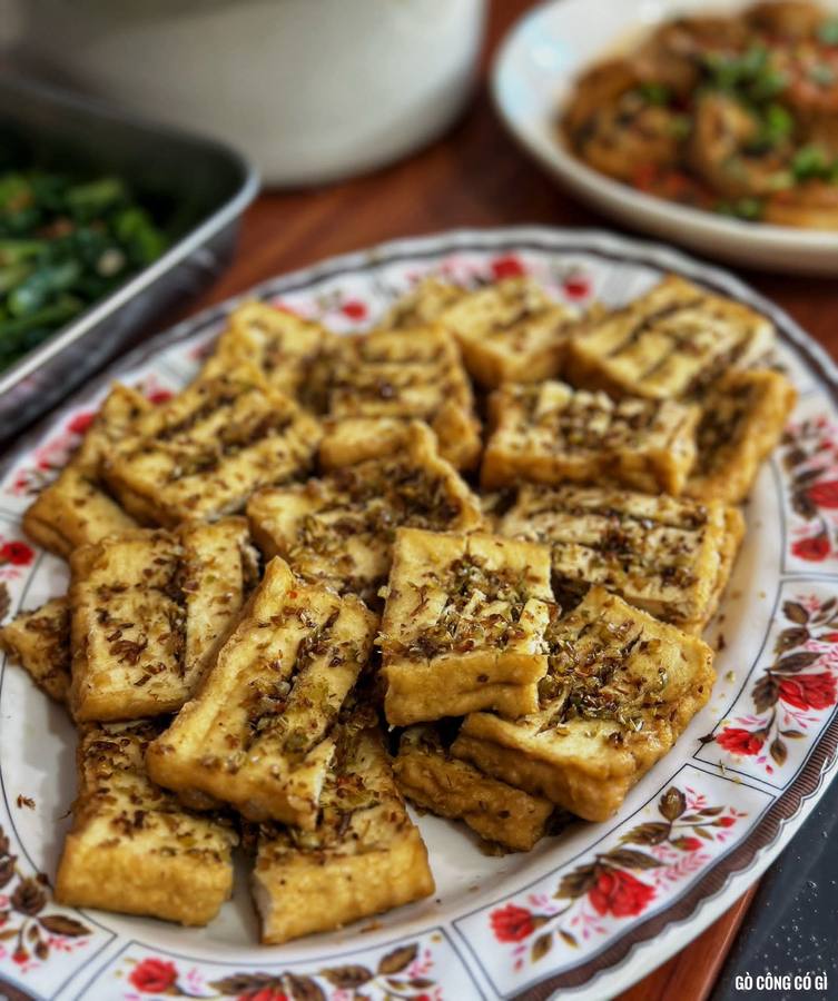 Lucky Bánh 15K — cơm, ăn vặt và buffet chay 40K