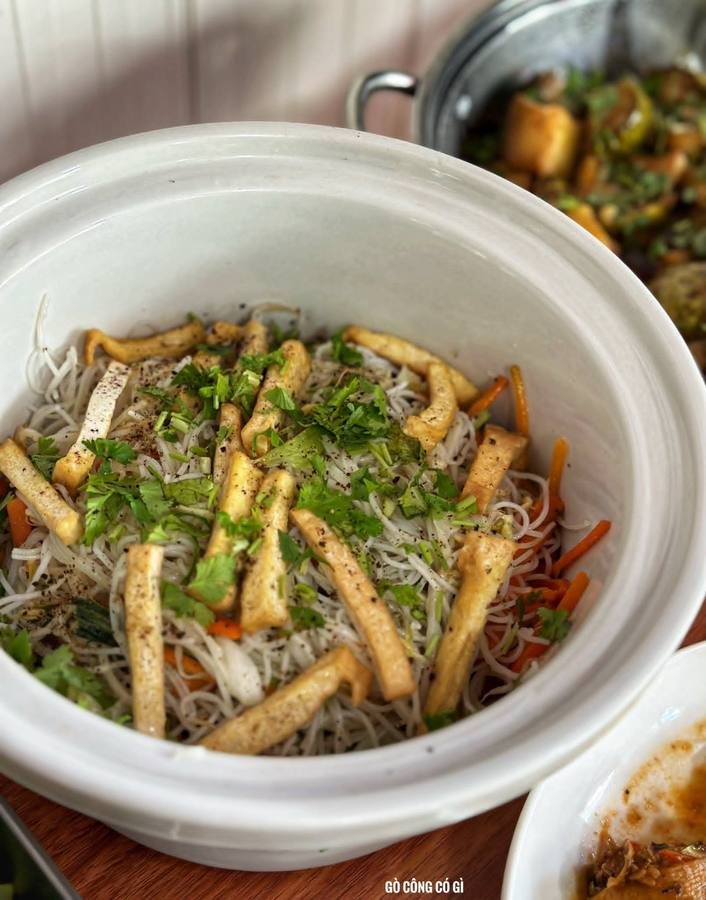 Lucky Bánh 15K — cơm, ăn vặt và buffet chay 40K