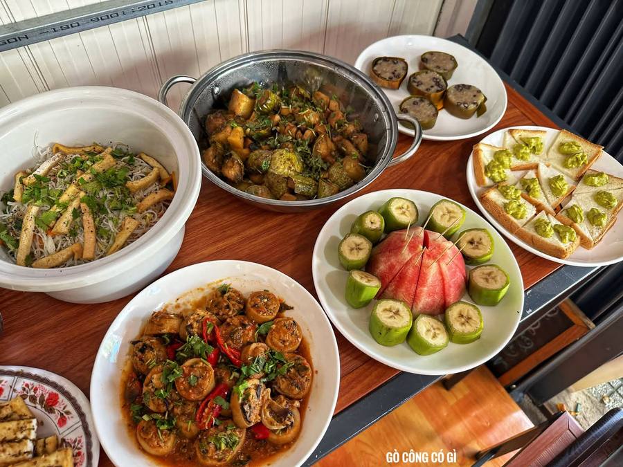 Lucky Bánh 15K — cơm, ăn vặt và buffet chay 40K