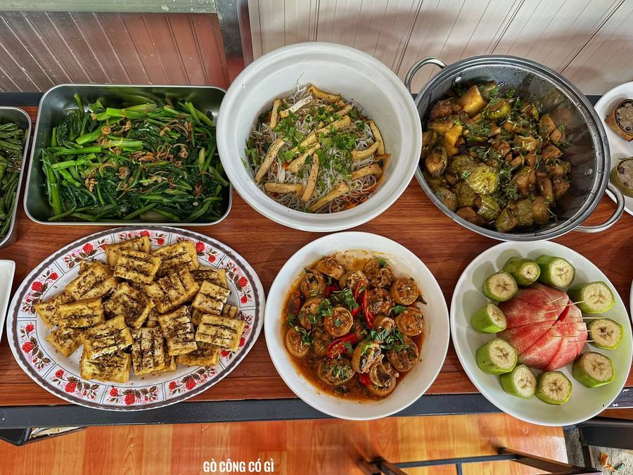 Lucky Bánh 15K — cơm, ăn vặt và buffet chay 40K