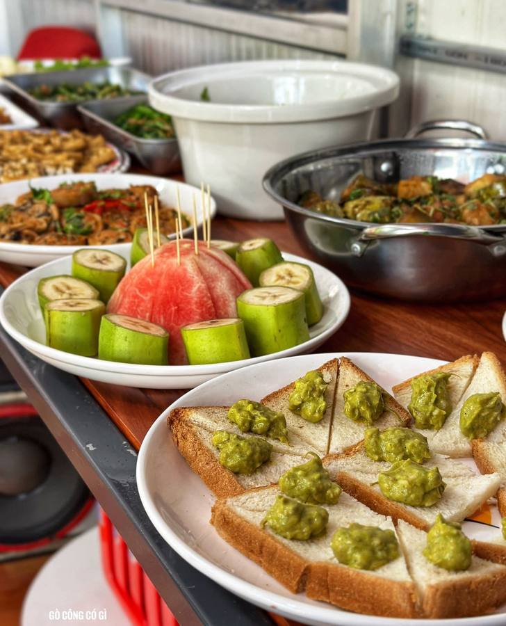 Lucky Bánh 15K — cơm, ăn vặt và buffet chay 40K
