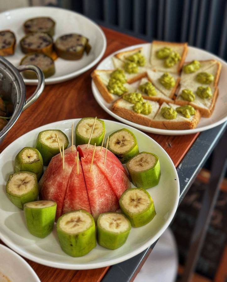Lucky Bánh 15K — cơm, ăn vặt và buffet chay 40K