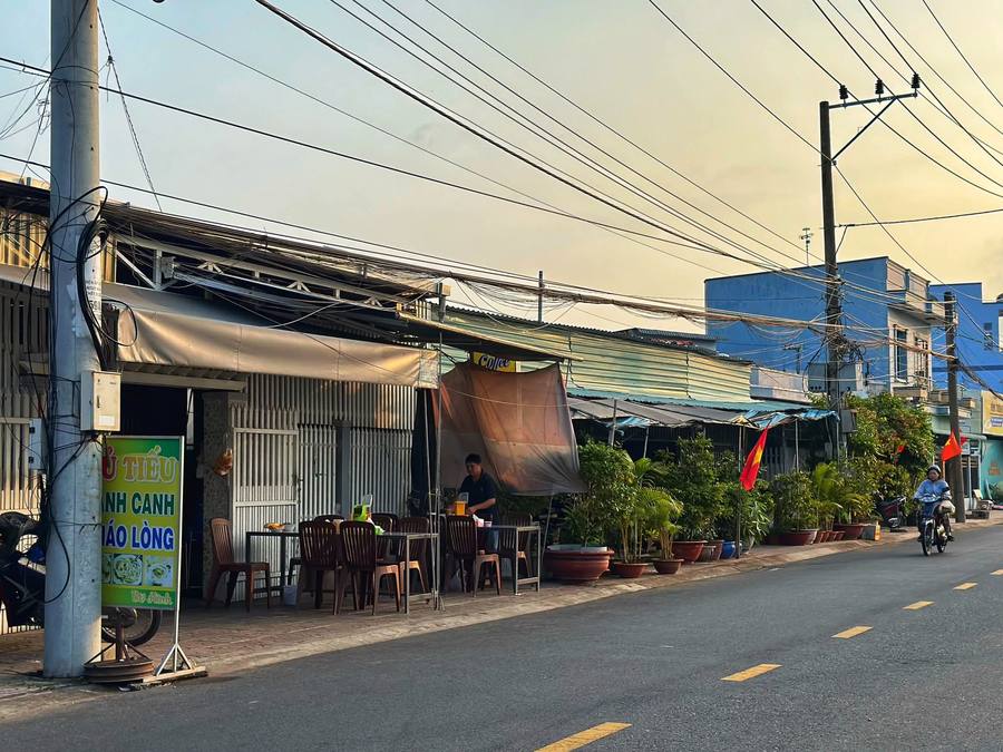 Hủ tiếu, cháo lòng đường Bờ Kinh