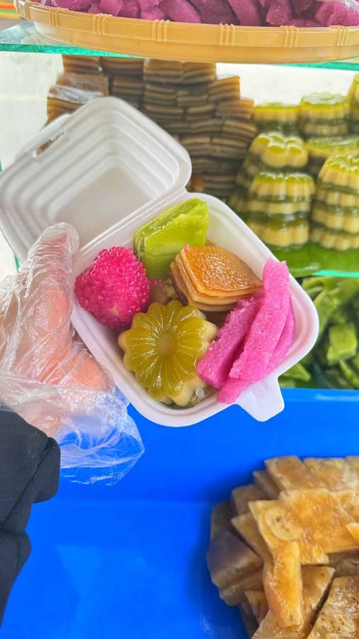 Sạp bánh bờ kinh Tân Đông