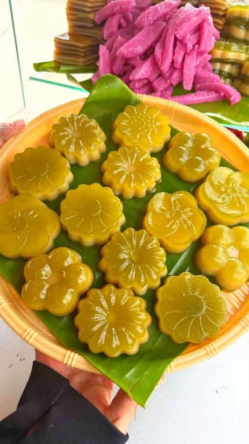 Sạp bánh bờ kinh Tân Đông