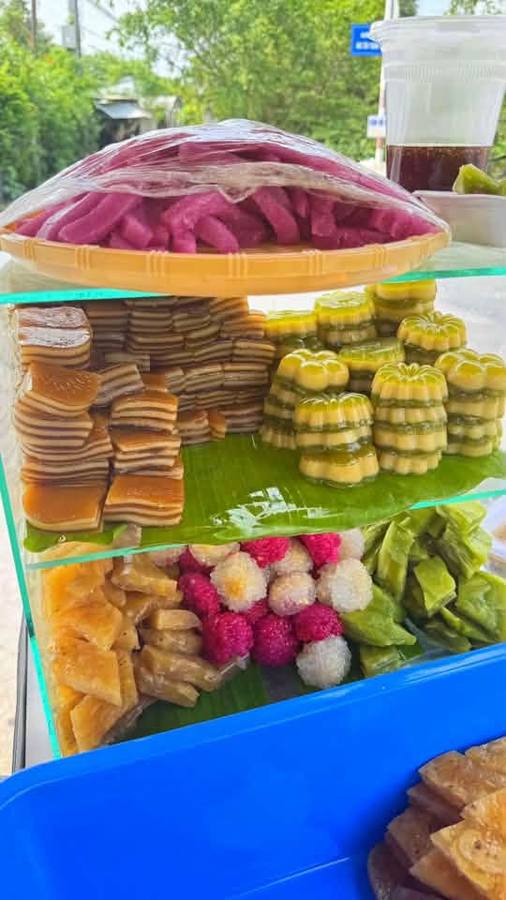 Sạp bánh bờ kinh Tân Đông