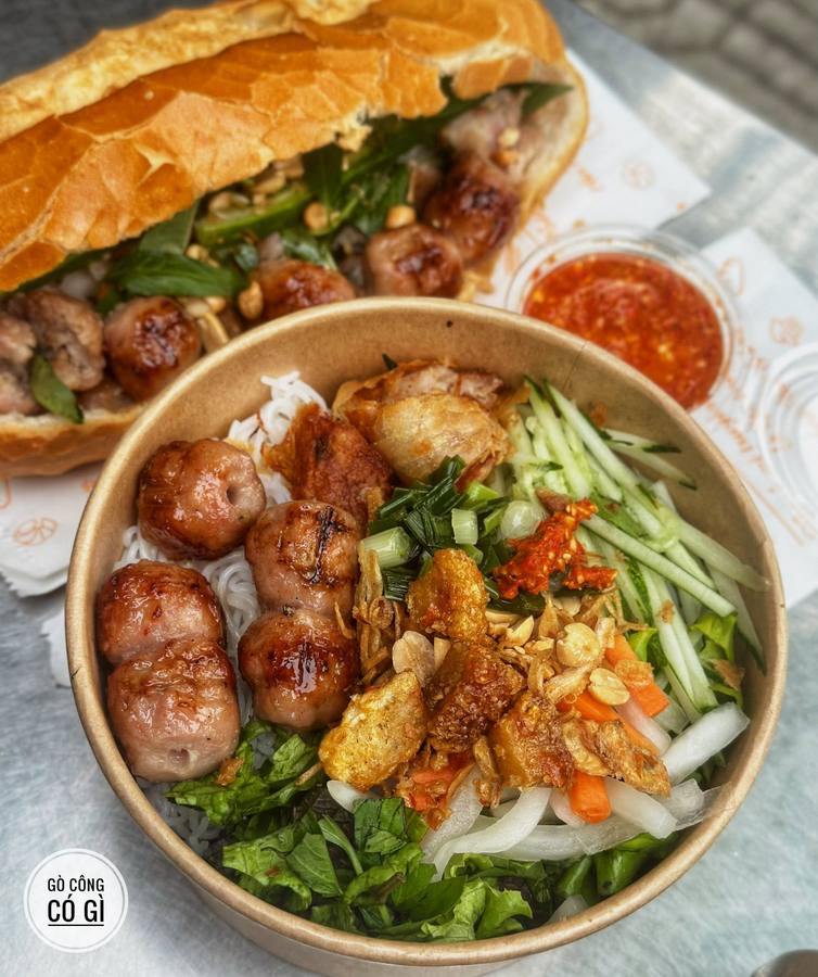 Điểm tâm sáng nhà Hỷ
