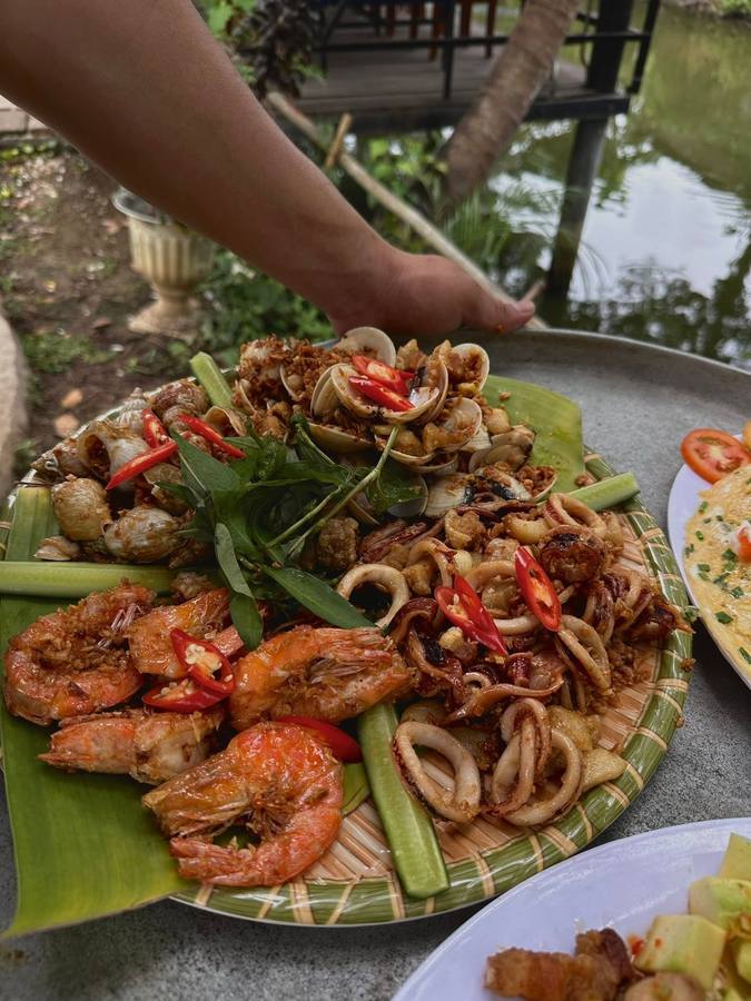 Nhà Bên Sông — nghe tên đã thấy muốn ăn một bữa cơm quê