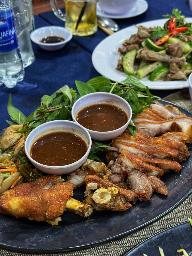 Nhà Bên Sông — nghe tên đã thấy muốn ăn một bữa cơm quê