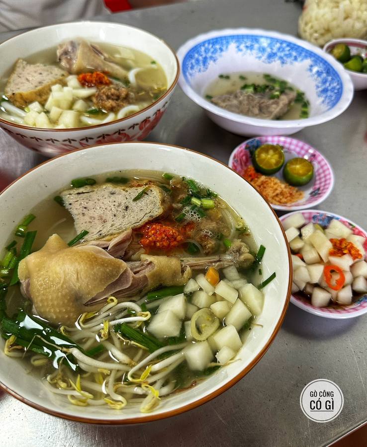 Hủ tiếu gà lò chả Duy Trường