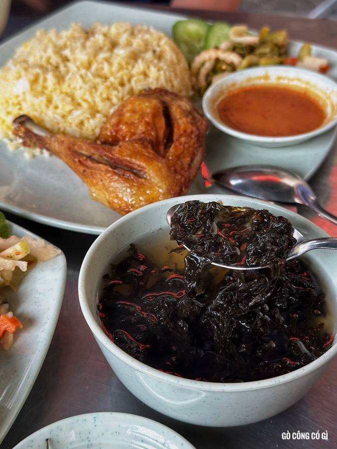Cơm gà xối mỡ Linh Lan