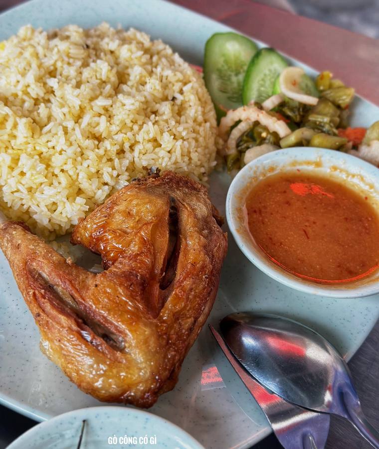 Cơm gà xối mỡ Linh Lan