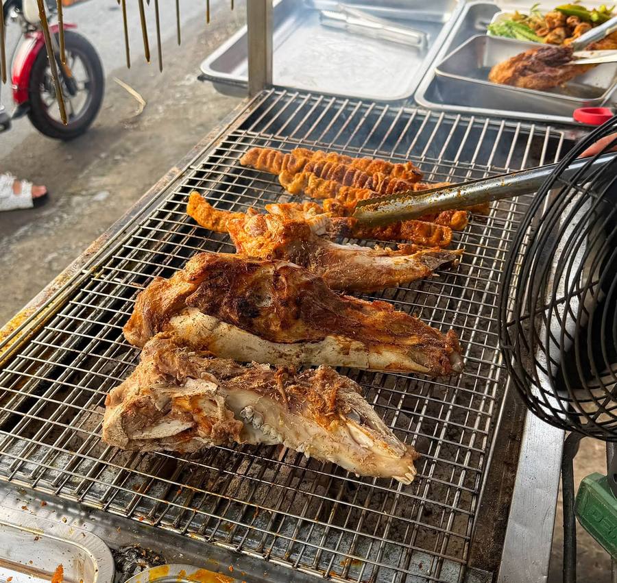 Lòng nướng gần chợ Bình Xuân — 150K một hộp đầy đặn
