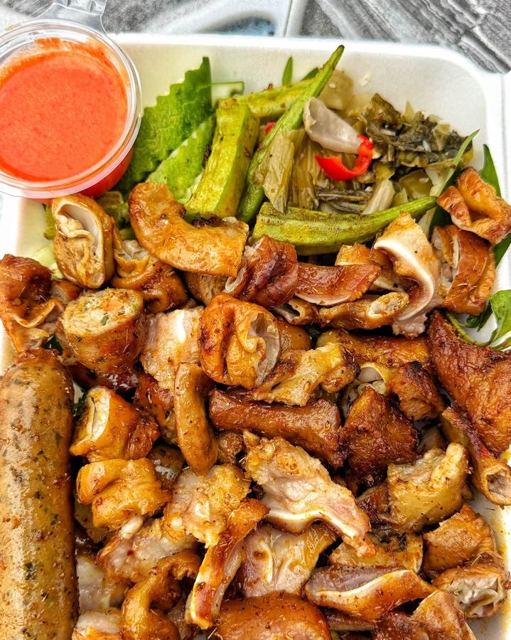 Lòng nướng gần chợ Bình Xuân — 150K một hộp đầy đặn
