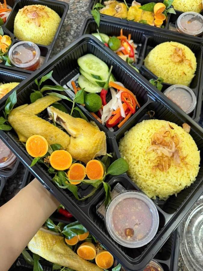 Cơm gà Gò Công — một phần cơm đầy đặn cho buổi trưa